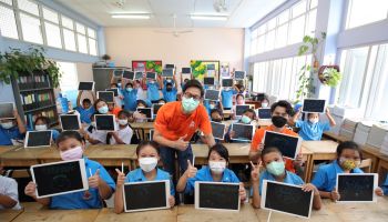 เสียวหมี่สนับสนุนด้านการศึกษาและเทคโนโลยีแก่เยาวชนไทย  มอบกระดานแท็บเล็ตวาดภาพหน้าจอแอลซีดีและอุปกรณ์การศึกษา จำนวน 300 ชุด  ในโครงการร้อยพลังการศึกษา มูลนิธิยุวพัฒน์