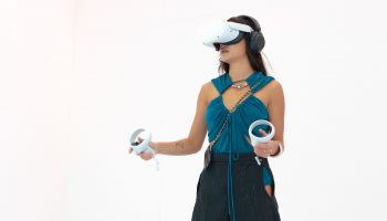ห้างเซ็นทรัล คอลแลบอาร์ติสต์ดัง “แพรว-กวิตา” เปิดงาน VOIDSCAPE สะท้อนปัญหาแรงงานและสิ่งแวดล้อมผ่านงานศิลป์ในรูปแบบ Interactive VR