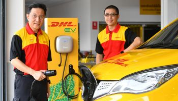 ดีเอชแอล เอ๊กซ์เพรส ย้ำภาพอุตฯ ลอจิสติกส์ยั่งยืน ใช้รถขนส่งพลังงานไฟฟ้า ตั้งเป้าภายในปี 2566 จะมี 71 คันให้บริการในประเทศไทย