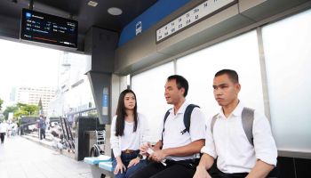 FWD ประกันชีวิต เปิดตัวแคมเปญ The Talkable Bus Shelter ป้ายรถเมล์พูดได้