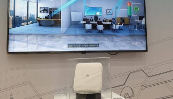 Huawei โชว์ Huawei Wi-Fi ความเร็ว 10 Gbps พร้อม PoE ตัวจริง.... หนักเกือบ 2 กิโลกรัม ในงาน IEEE ในไทย 