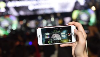 AIS เผยคนไทย รัวส่งความสุขปีใหม่ 2563 ผ่านเครือข่ายอินเทอร์เน็ต ทั้ง Mobile, WiFi และ AIS Fibre ยอดพุ่งสูงสุดถึง 90.4%