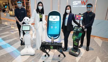 AIS ควงแขน SF นำหุ่นยนต์ 5G ช่วยดูแลลูกค้าไม่ห่าง พร้อมเสิร์ฟส่วนลดดูหนังสุดปัง