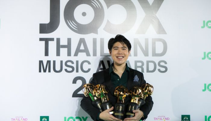 “อะตอม ชนกันต์” กวาด 5 รางวัล จากเวที “JOOX Thailand Music Awards 2017”