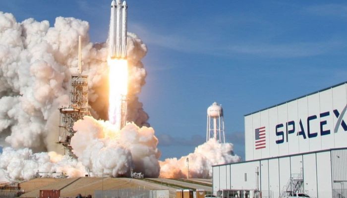 สหรัฐฯ อนุมัติการส่งดาวเทียมพร้อมคลื่น มากกว่า 7,000 ดวง ของ SpaceX เพื่อเชื่อมต่ออินเทอร์เน็ตทั่วโลก