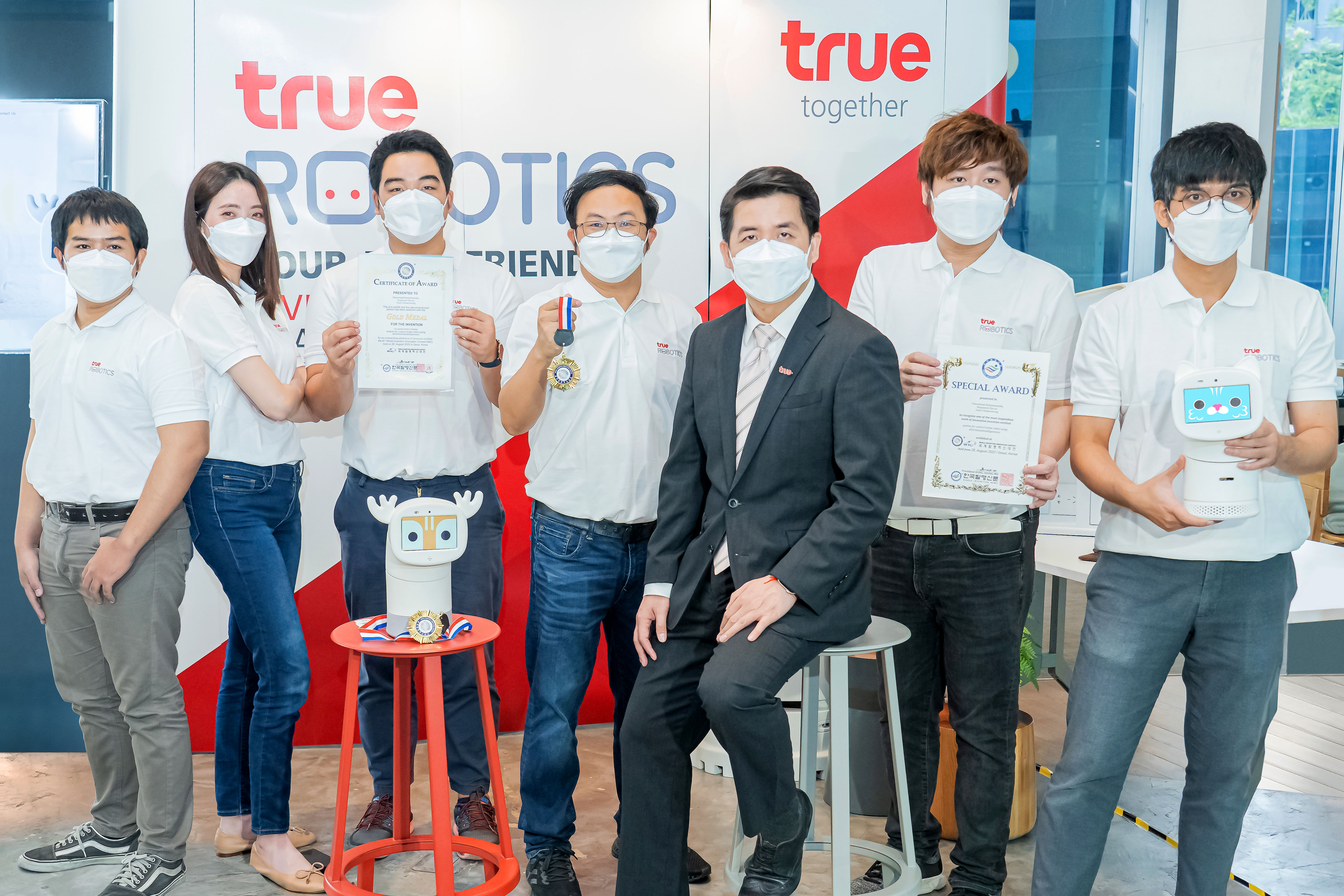 นวัตกรทรู นำหุ่นยนต์ไทย “Home Robot” กระหึ่มเวทีโลกอีกครั้ง คว้าแชมป์เหรียญทองและอีกหนึ่งรางวัลพิเศษ ใน “World Invention Innovation Contest 2022” แดนโสมขาว