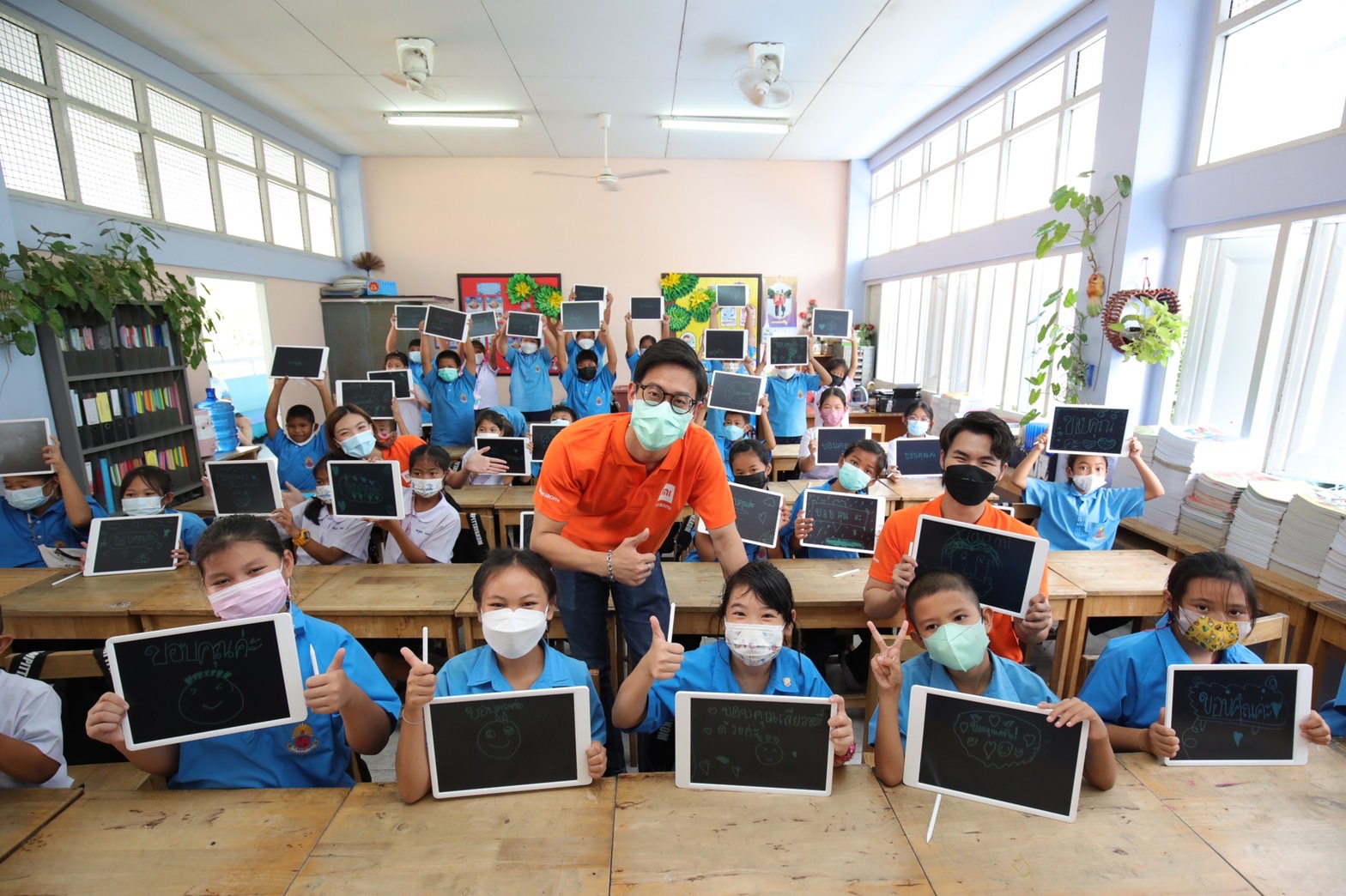 เสียวหมี่สนับสนุนด้านการศึกษาและเทคโนโลยีแก่เยาวชนไทย  มอบกระดานแท็บเล็ตวาดภาพหน้าจอแอลซีดีและอุปกรณ์การศึกษา จำนวน 300 ชุด  ในโครงการร้อยพลังการศึกษา มูลนิธิยุวพัฒน์