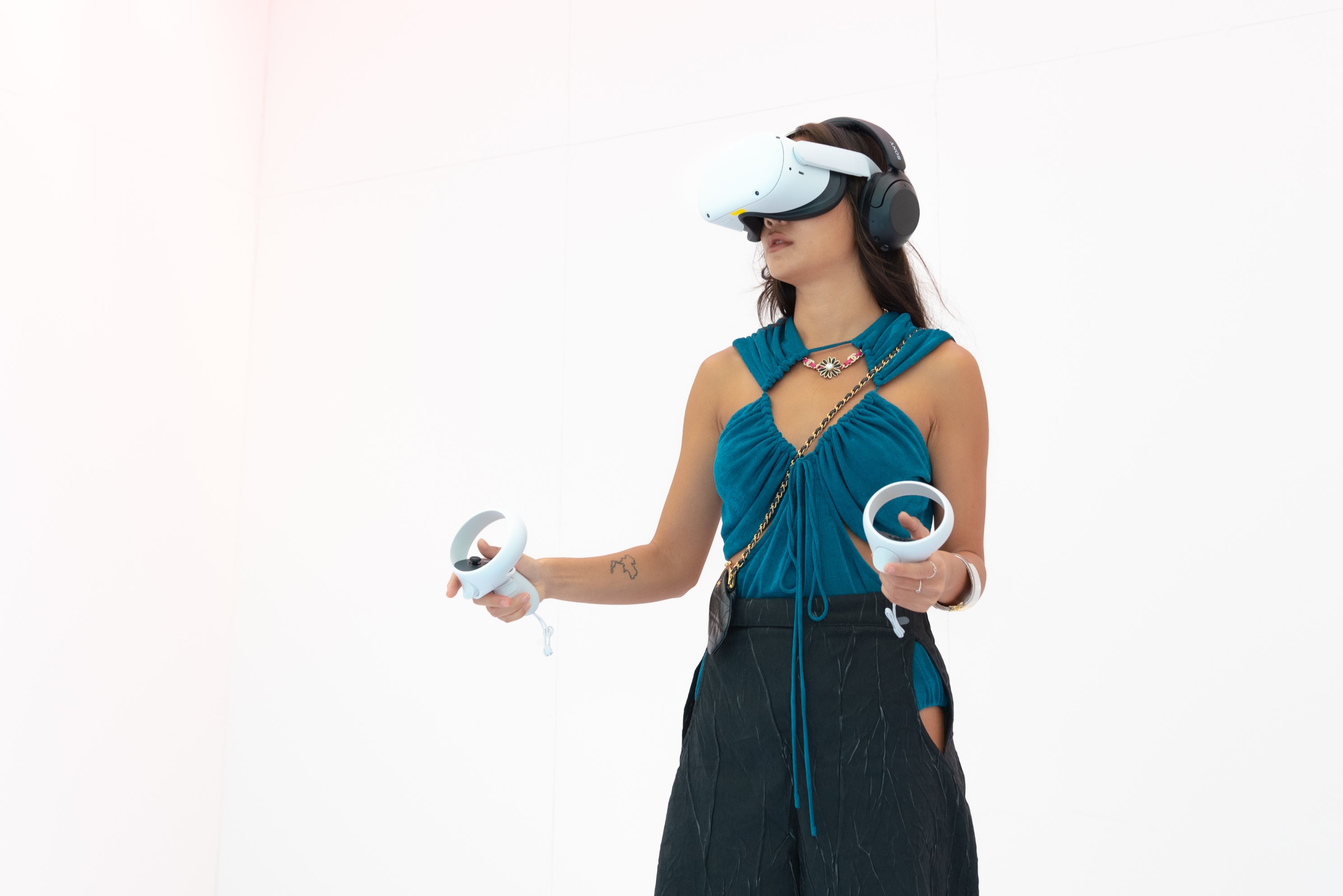 ห้างเซ็นทรัล คอลแลบอาร์ติสต์ดัง “แพรว-กวิตา” เปิดงาน VOIDSCAPE สะท้อนปัญหาแรงงานและสิ่งแวดล้อมผ่านงานศิลป์ในรูปแบบ Interactive VR