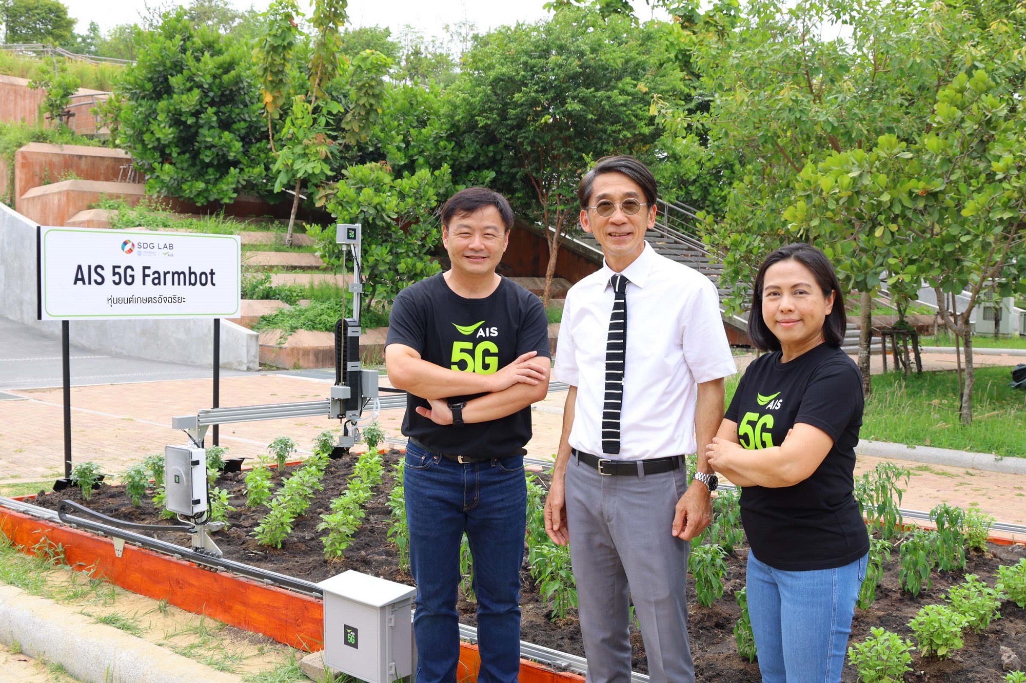 AIS สานต่อความร่วมมือกับ SDG Lab ม.ธรรมศาสตร์ นำ 5G พัฒนา ‘AIS 5G Farmbot หุ่นยนต์เกษตรอัจฉริยะ’ ต้นแบบการทำเกษตรยั่งยืนด้วยเทคโนโลยีหุ่นยนต์