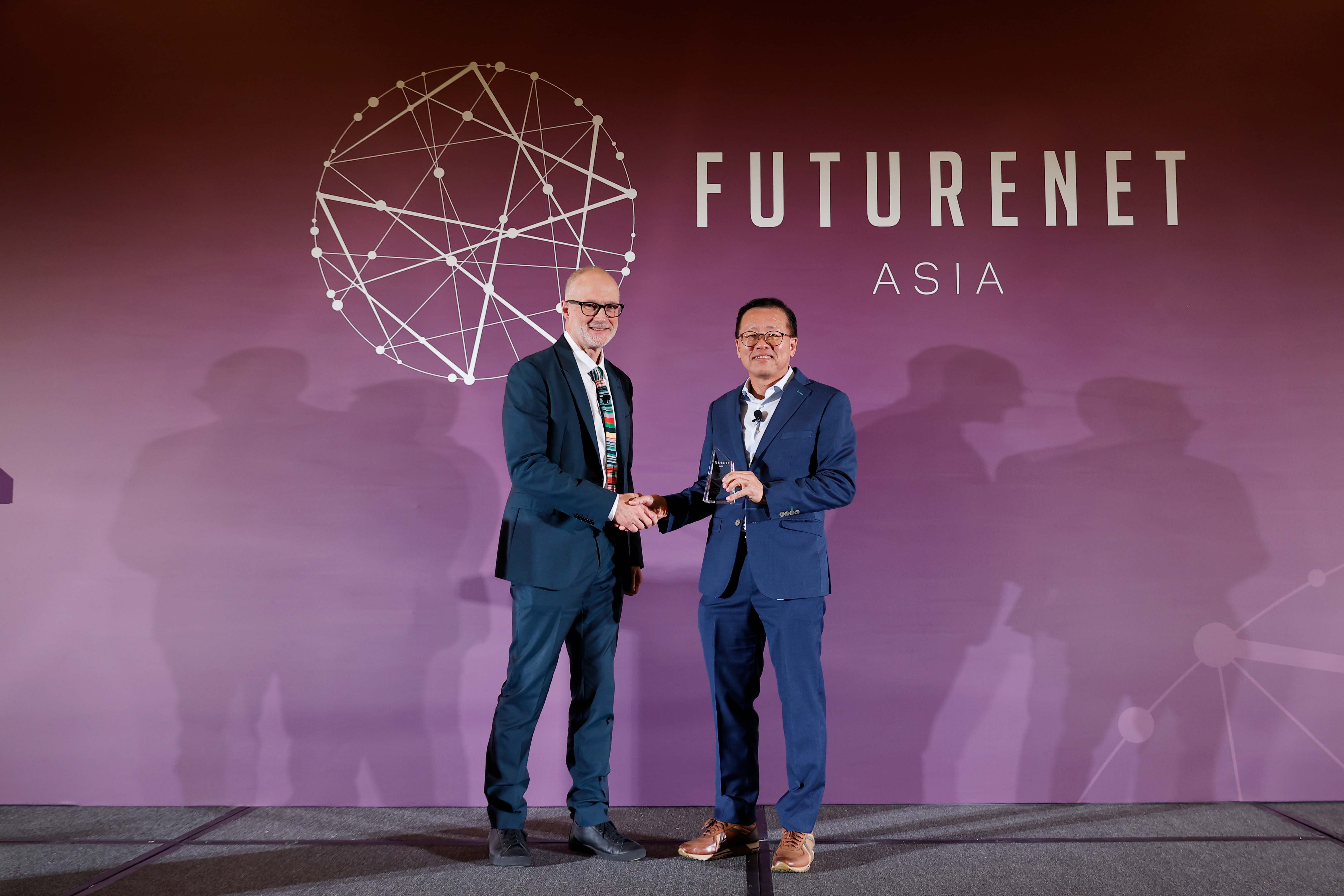 AIS คว้ารางวัลสุดยอดผู้นำ Technology Leader of the Year และ APAC Operator Award จาก FutureNet Asia