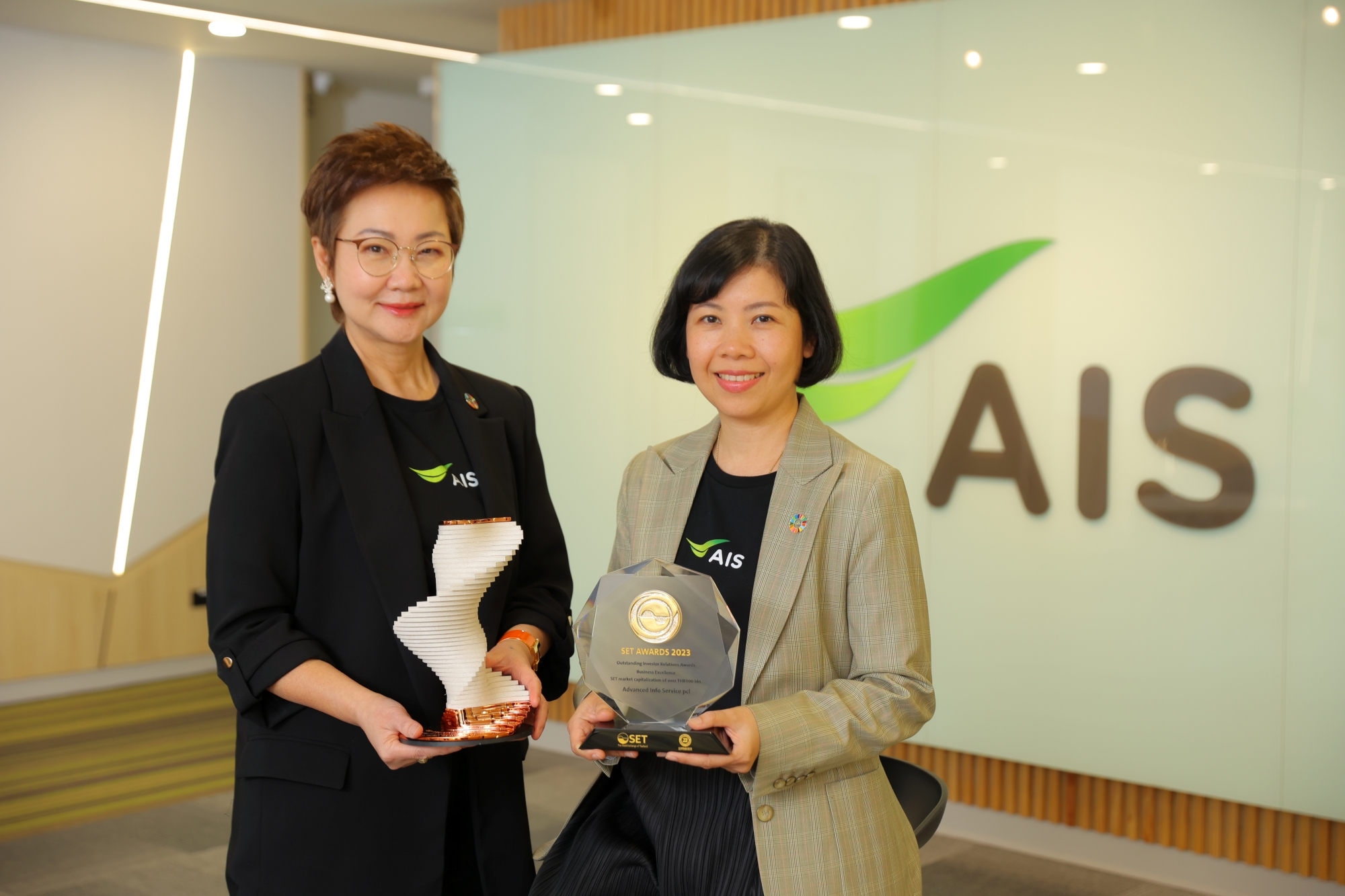 AIS ภูมิใจ คว้ารางวัลยอดเยี่ยมด้านนักลงทุนสัมพันธ์ และองค์กรยั่งยืน จาก SET AWARDS 2023 และ AAA จาก SET ESG Rating สะท้อนเป้าหมายสร้างไทยยั่งยืน